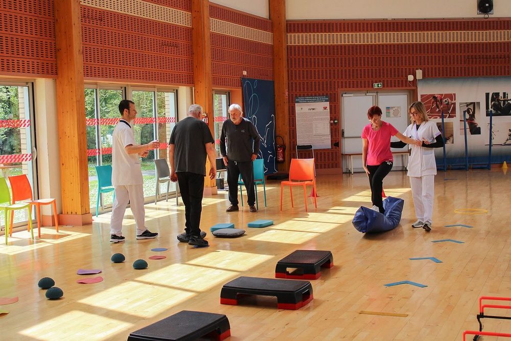 Séance de gym santé et cardio adaptée en groupe